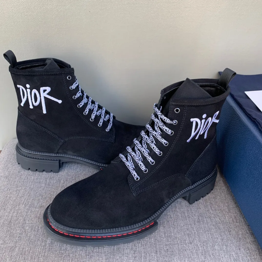 [DIOR] Top P: 1000💰 Number of yards: 39~44 (38.45 custom-made, non-refundable) Dior Dior~ Winter series, original 1:1 development Casual men's leather shoes Heavy investment, shoes and boots are made of imported cowhide + imported Dior special fabric Not easy to deform black cowhide lining Dior large hardware inlay Original TPU vacuum outsole, black cowhide Black open edge beads Military green suede Black suede Khaki suede leather is crafted by a large factory, and the perfect product is only prepared for you who know your taste! Any comparisons are welcome.